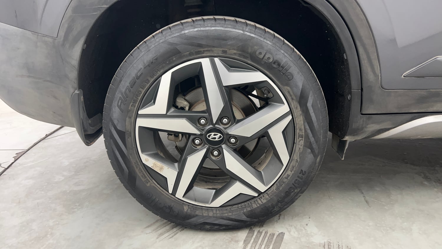 Used 2022 Hyundai Alcazar Prestige 7 STR 2.0 Petrol Petrol Manual tyres RIGHT REAR TYRE RIM VIEW