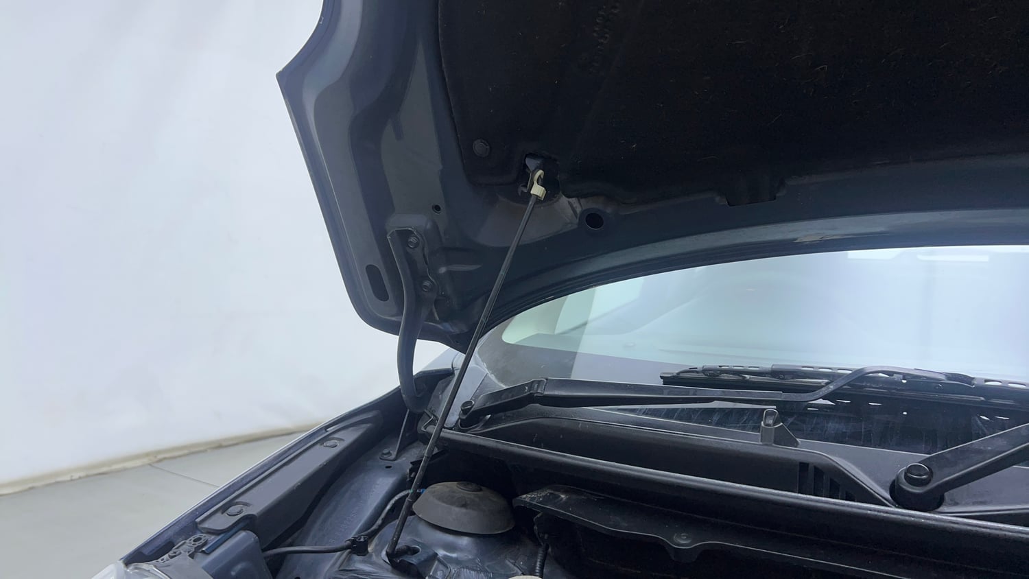 Used 2022 Maruti Suzuki Baleno Zeta Petrol Manual engine ENGINE RIGHT SIDE HINGE & APRON VIEW