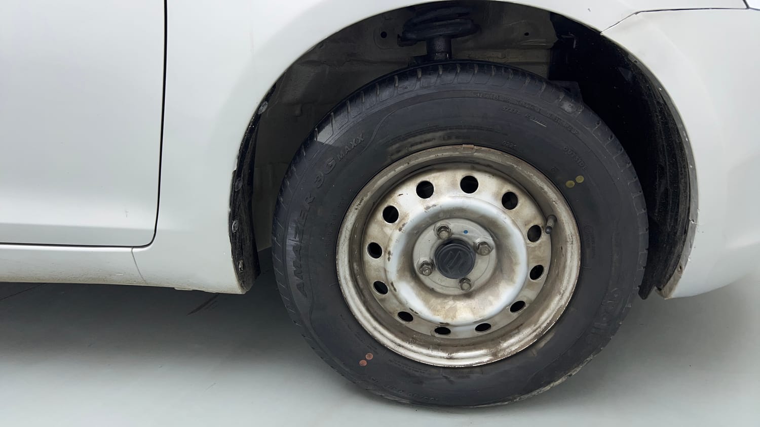 Used 2013 Maruti Suzuki Swift LXi Petrol Manual tyres RIGHT FRONT TYRE RIM VIEW