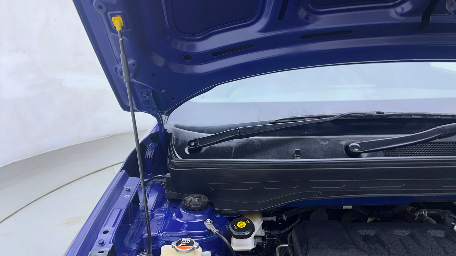 Used 2022 Hyundai Venue N-Line N6 DCT Dual Tone Petrol Automatic engine ENGINE RIGHT SIDE HINGE & APRON VIEW