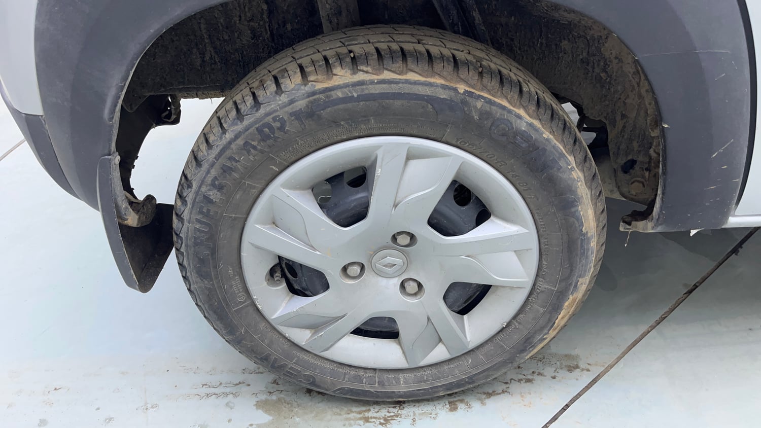 Used 2021 Renault Kwid RXT 1.0 Opt Petrol Manual tyres RIGHT REAR TYRE RIM VIEW