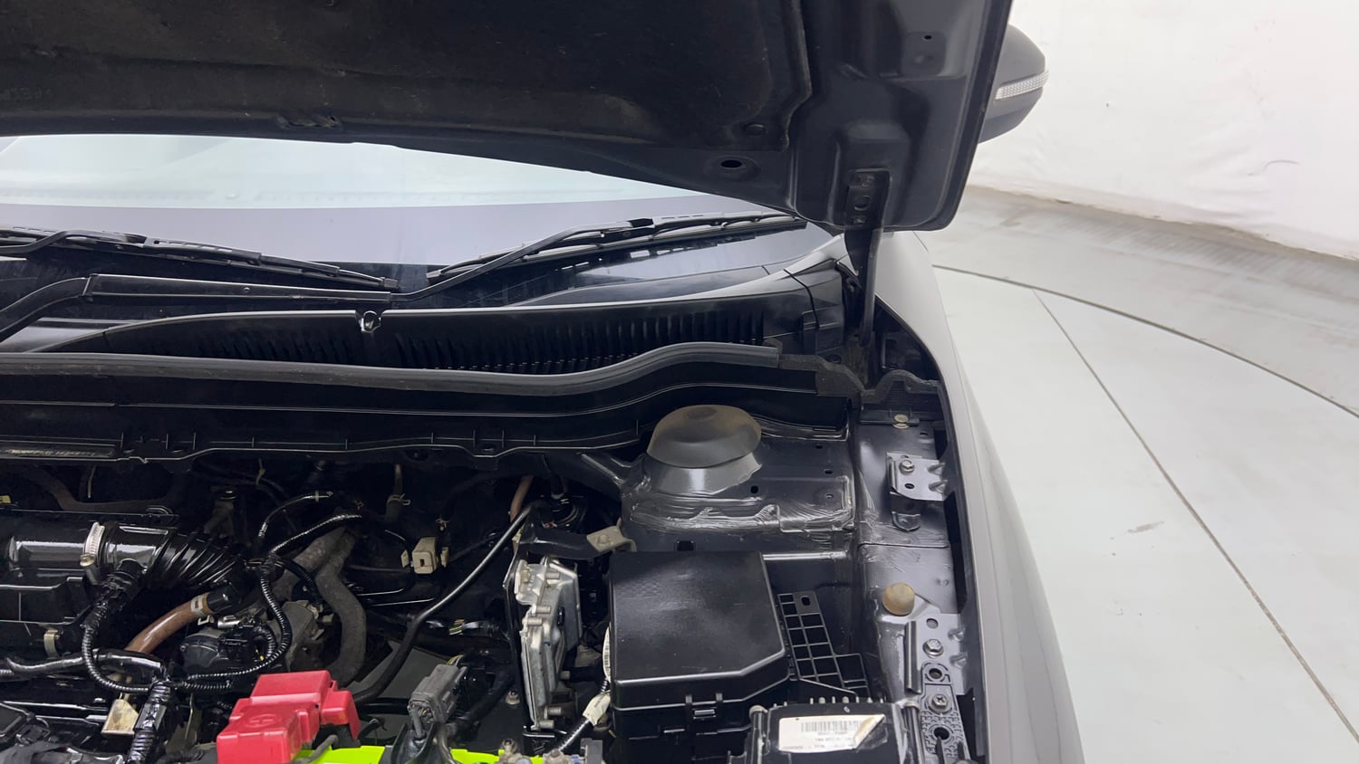 Used 2020 Maruti Suzuki Vitara Brezza VXi AT SHVS Petrol Automatic engine ENGINE LEFT SIDE HINGE & APRON VIEW