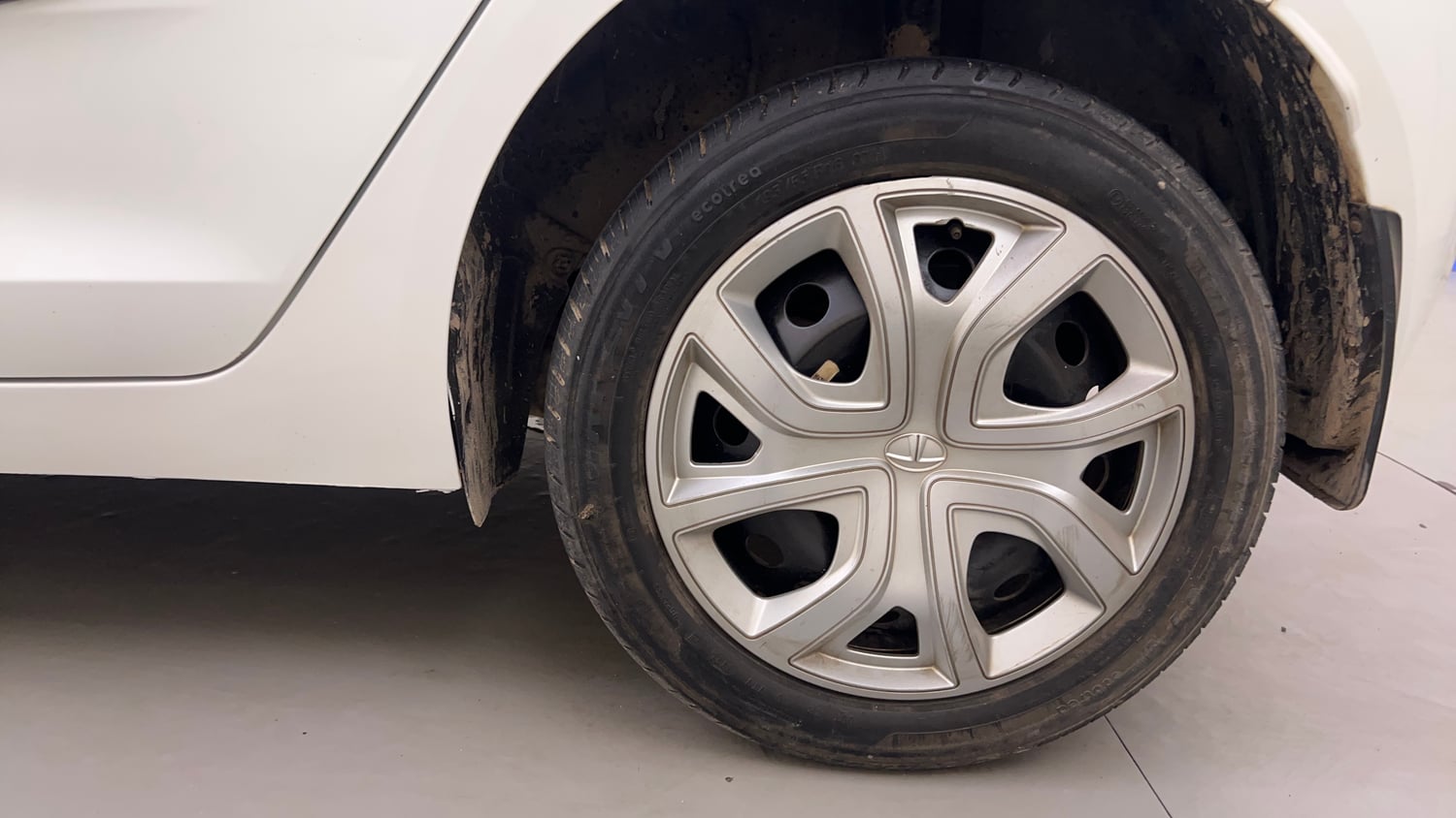 Used 2022 Tata Altroz XM Plus Petrol Petrol Manual tyres LEFT REAR TYRE RIM VIEW
