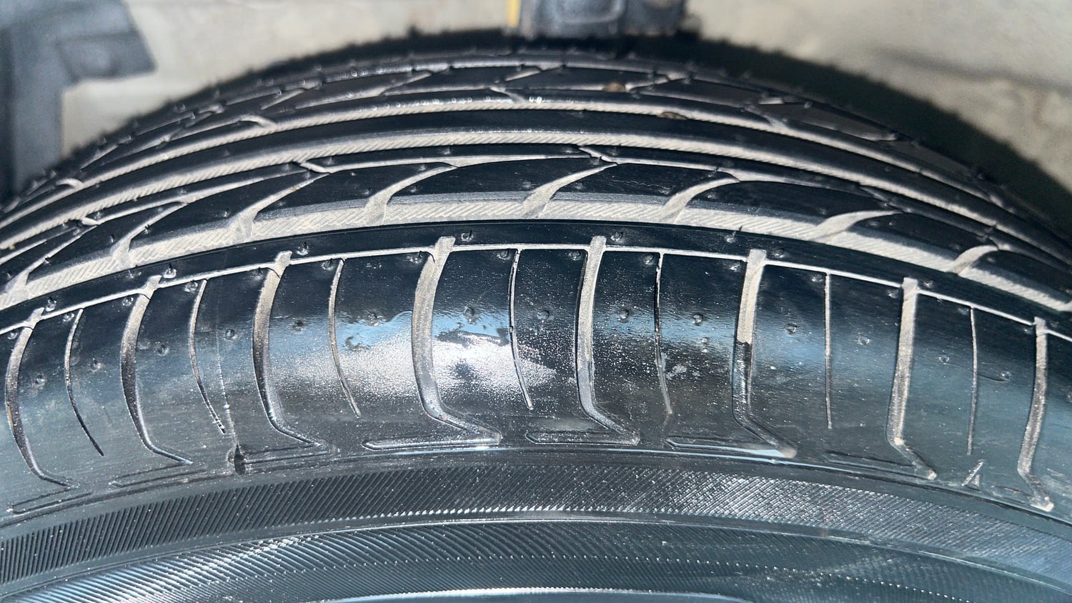 Used 2014 Maruti Suzuki Swift VXi Petrol Manual tyres LEFT FRONT TYRE TREAD VIEW