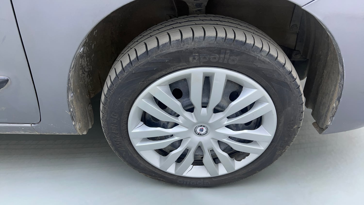Used 2015 Maruti Suzuki Wagon R VXI Petrol Manual tyres RIGHT FRONT TYRE RIM VIEW