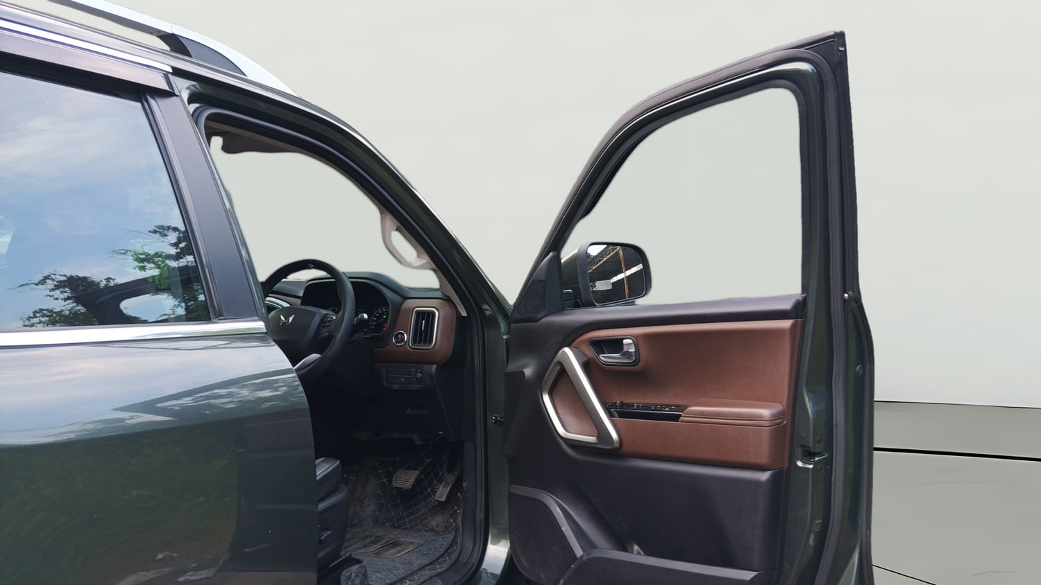 Used 2023 Mahindra Scorpio N Z8 L Diesel AT 4WD 7 STR Diesel Automatic interior RIGHT FRONT DOOR OPEN VIEW