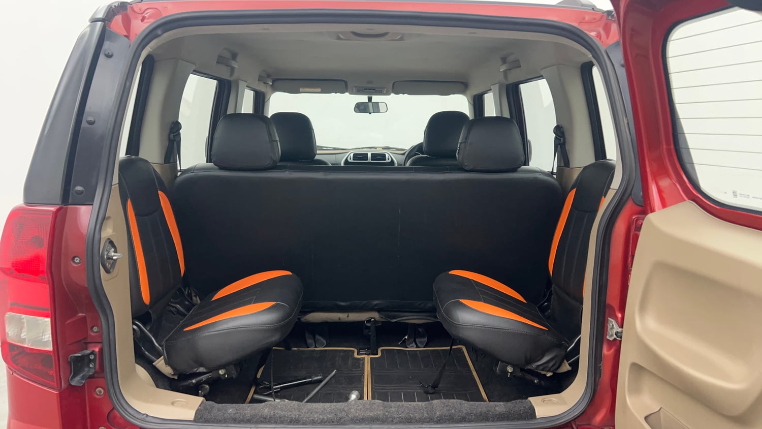 Used 2017 Mahindra TUV300 T8 mHAWK100 Dual Tone Diesel Manual interior DICKY INSIDE VIEW