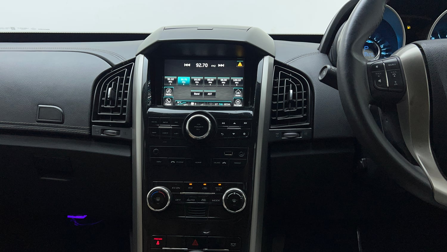 Used 2019 Mahindra XUV500 W11 AT Diesel Automatic interior MUSIC SYSTEM & AC CONTROL VIEW