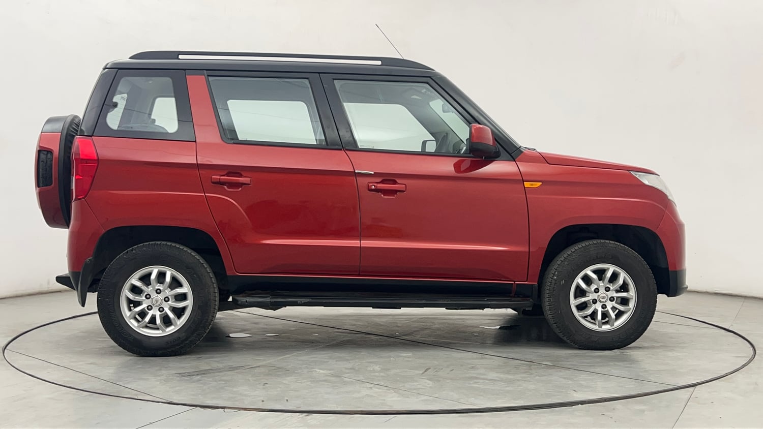 Used 2017 Mahindra TUV300 T8 mHAWK100 Dual Tone Diesel Manual exterior RIGHT SIDE VIEW