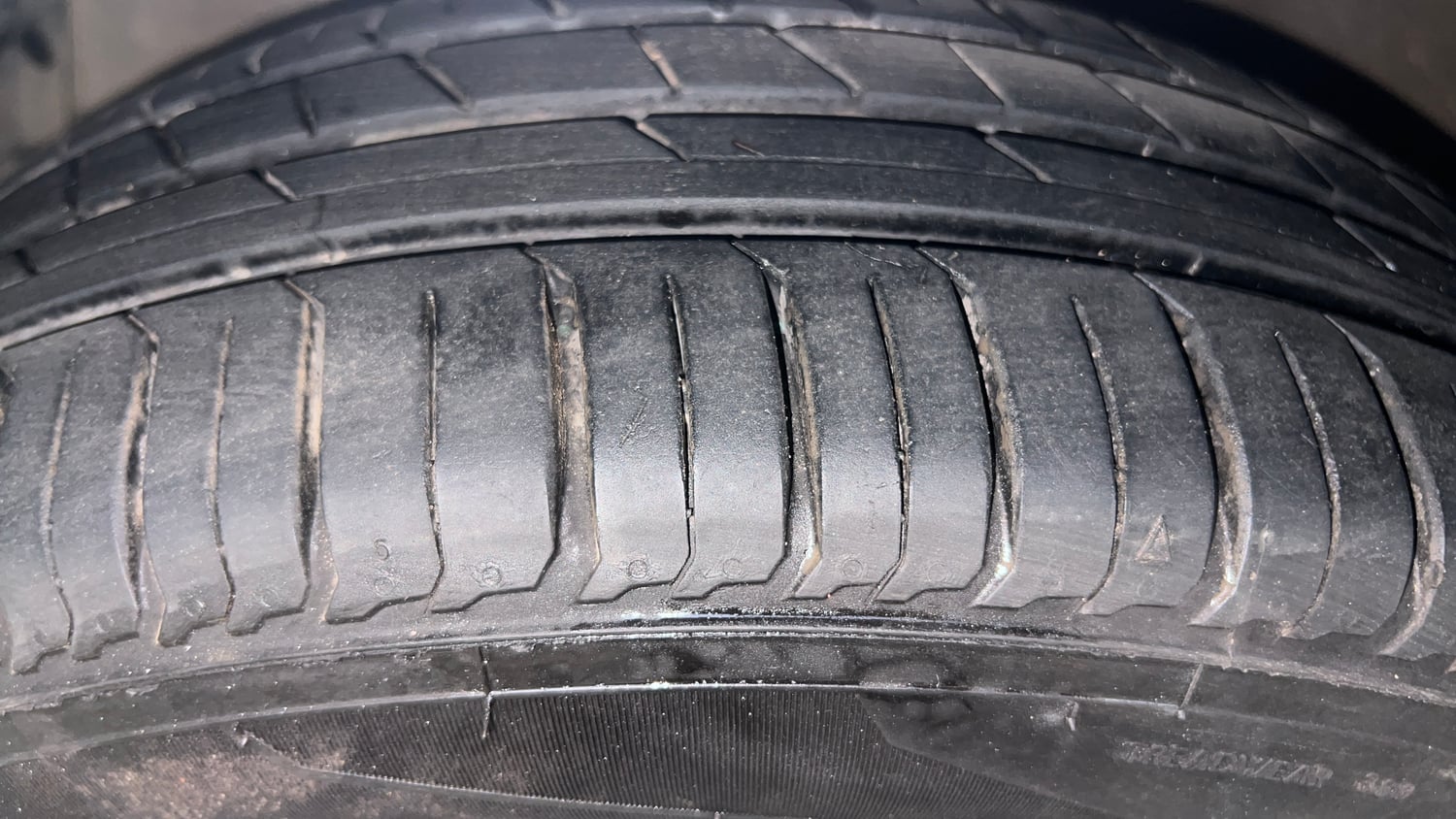 Used 2015 Maruti Suzuki Ertiga ZXi Petrol Manual tyres LEFT FRONT TYRE TREAD VIEW