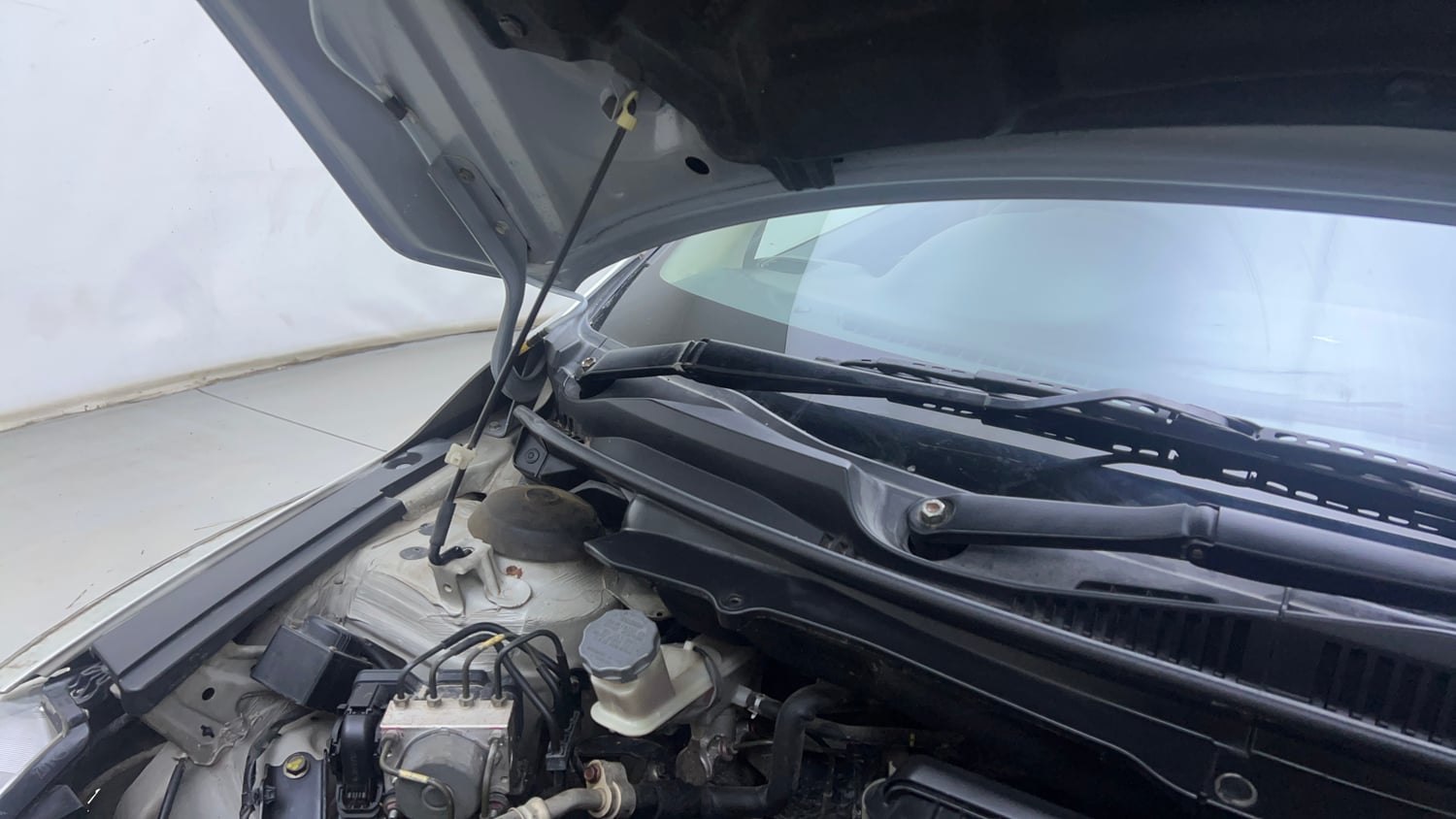 Used 2016 Maruti Suzuki Ciaz ZXi Petrol Manual engine ENGINE RIGHT SIDE HINGE & APRON VIEW