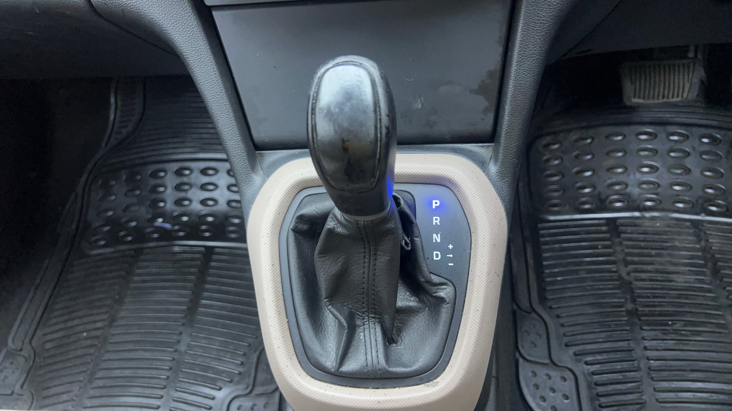 Used 2014 Hyundai Xcent S AT 1.2 (O) Petrol Automatic interior GEAR  KNOB VIEW