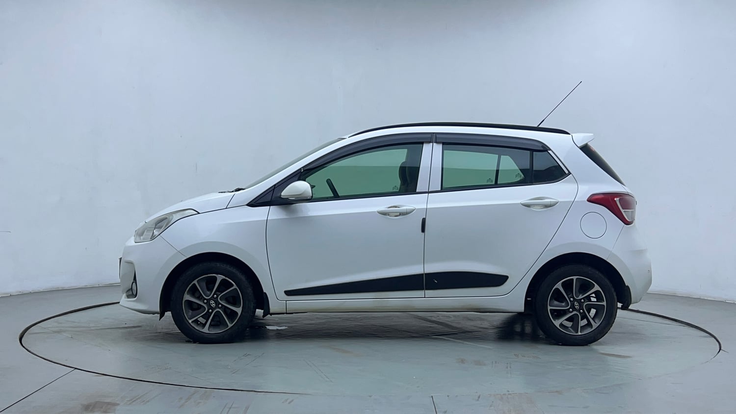 Used 2019 Hyundai Grand i10 Sportz AT 1.2 Kappa VTVT Petrol Automatic exterior LEFT SIDE VIEW