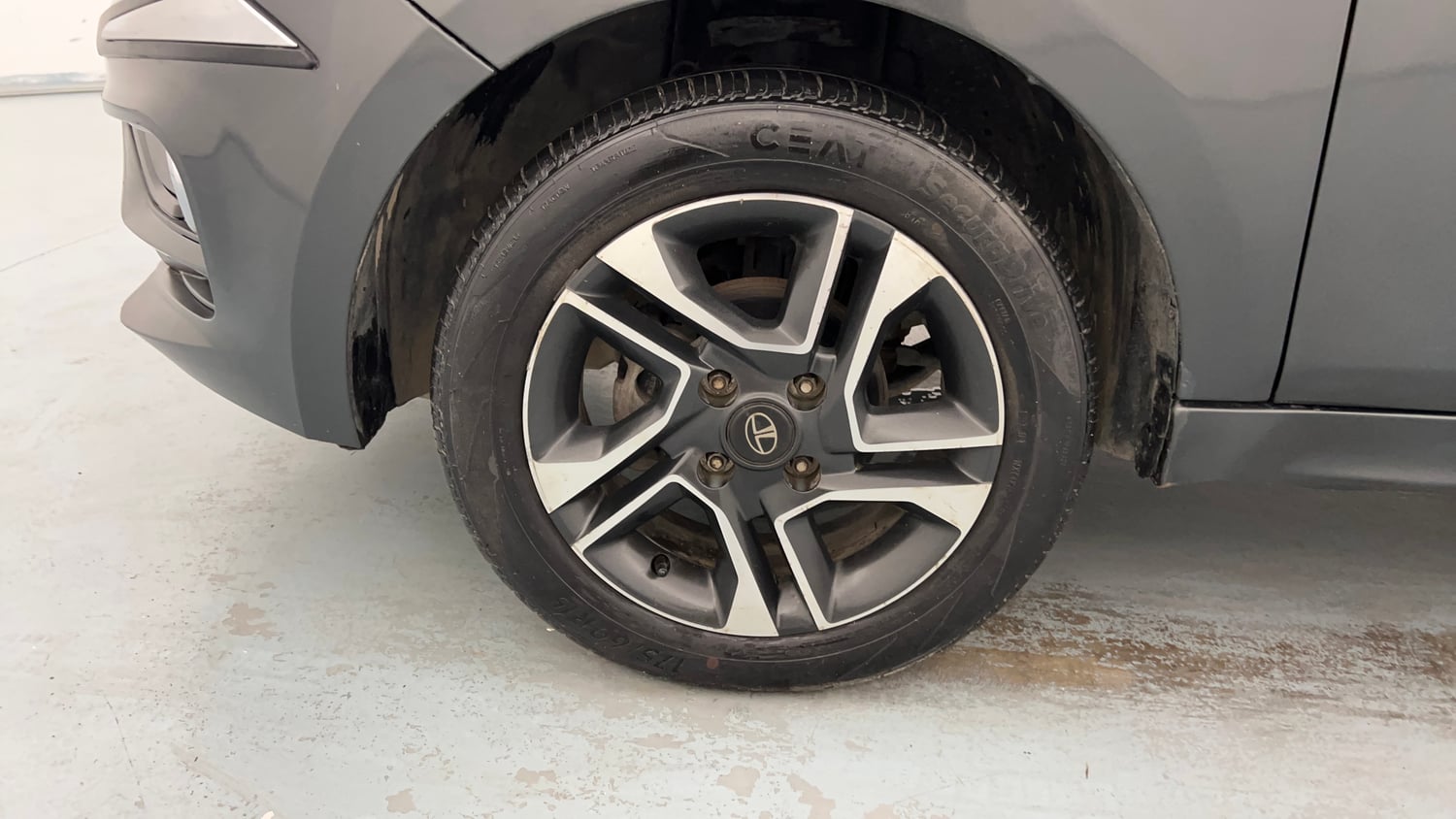 Used 2020 Tata Tiago XZ Plus Petrol Manual tyres LEFT FRONT TYRE RIM VIEW