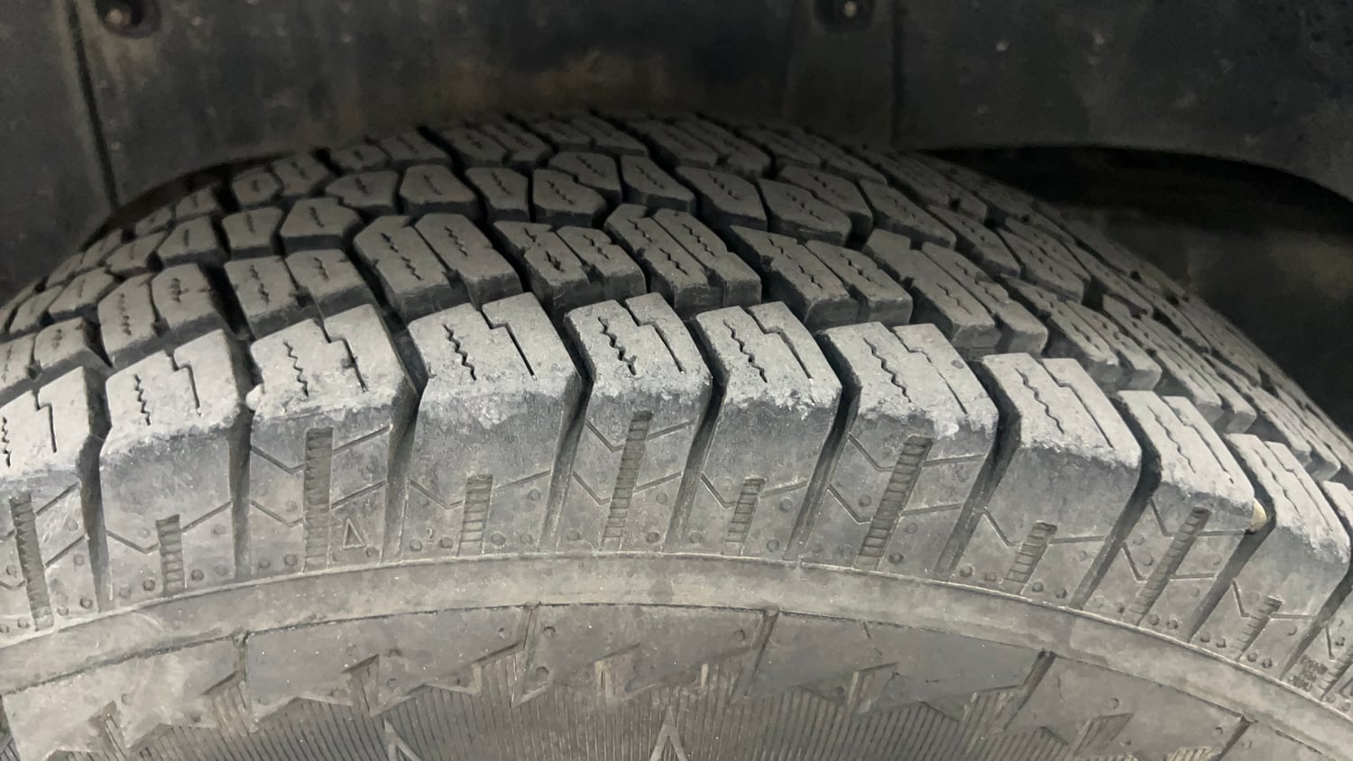 Used 2016 Mahindra TUV300 T8 Diesel Manual tyres RIGHT REAR TYRE TREAD VIEW