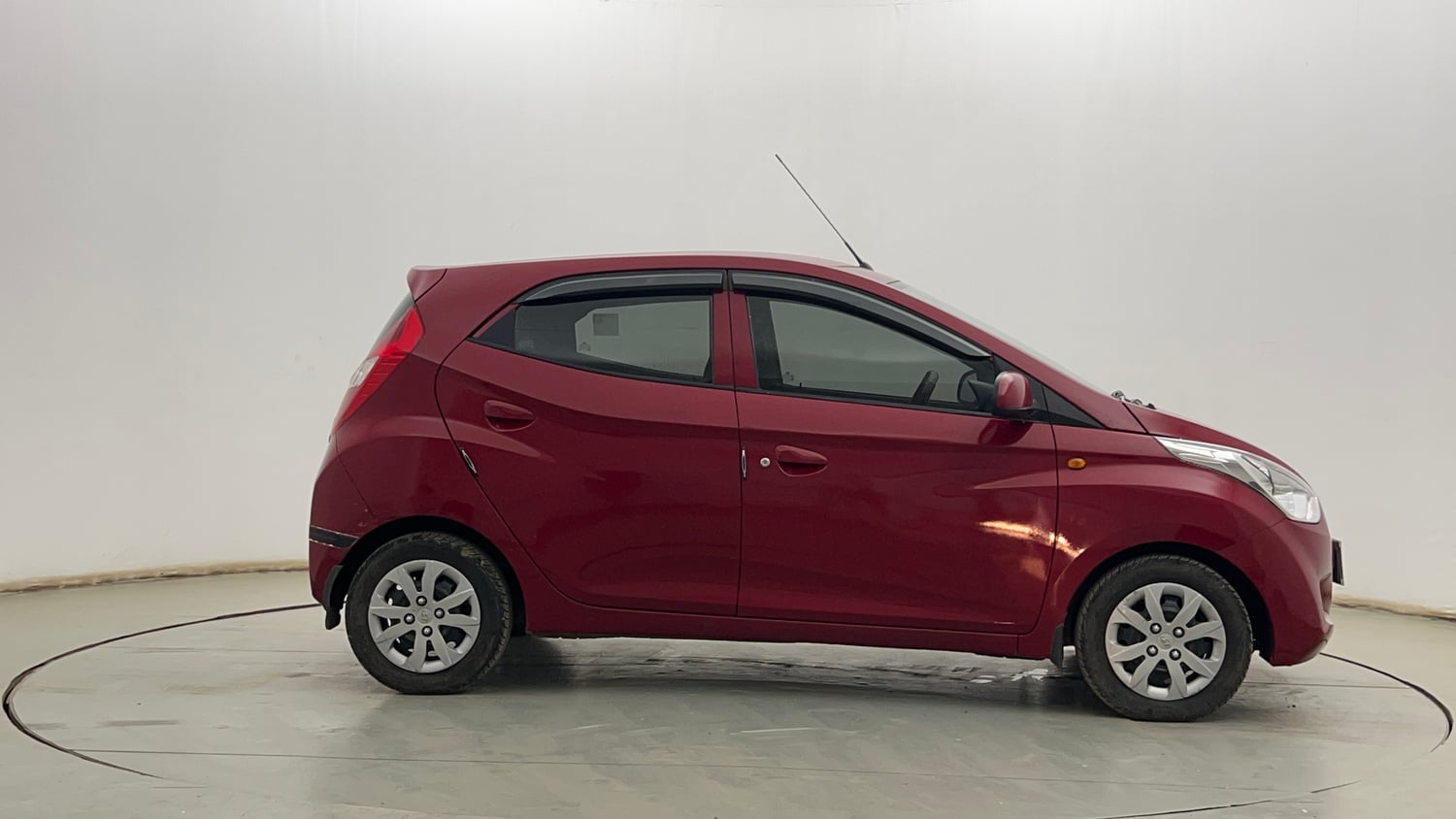 Used 2017 Hyundai Eon Sportz Petrol Manual exterior RIGHT SIDE VIEW