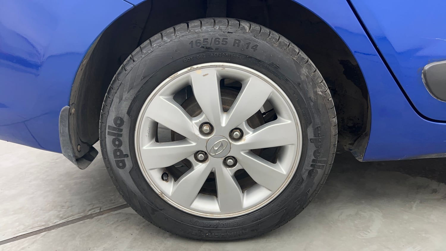 Used 2015 Hyundai Xcent S 1.2 (O) Petrol Manual tyres RIGHT REAR TYRE RIM VIEW
