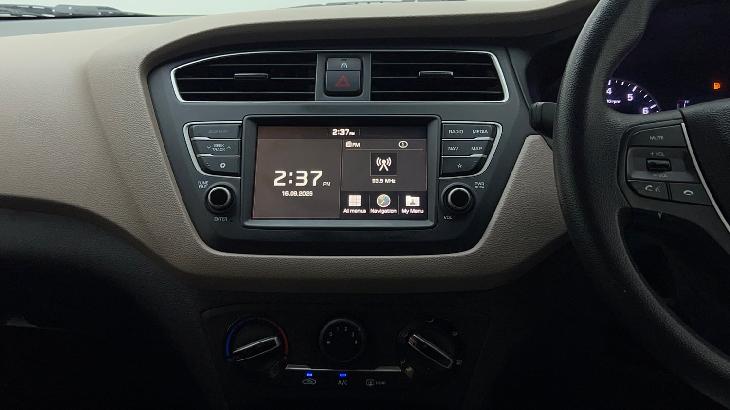 Used 2020 Hyundai Elite i20 Sportz Plus 1.2 Petrol Manual interior MUSIC SYSTEM & AC CONTROL VIEW