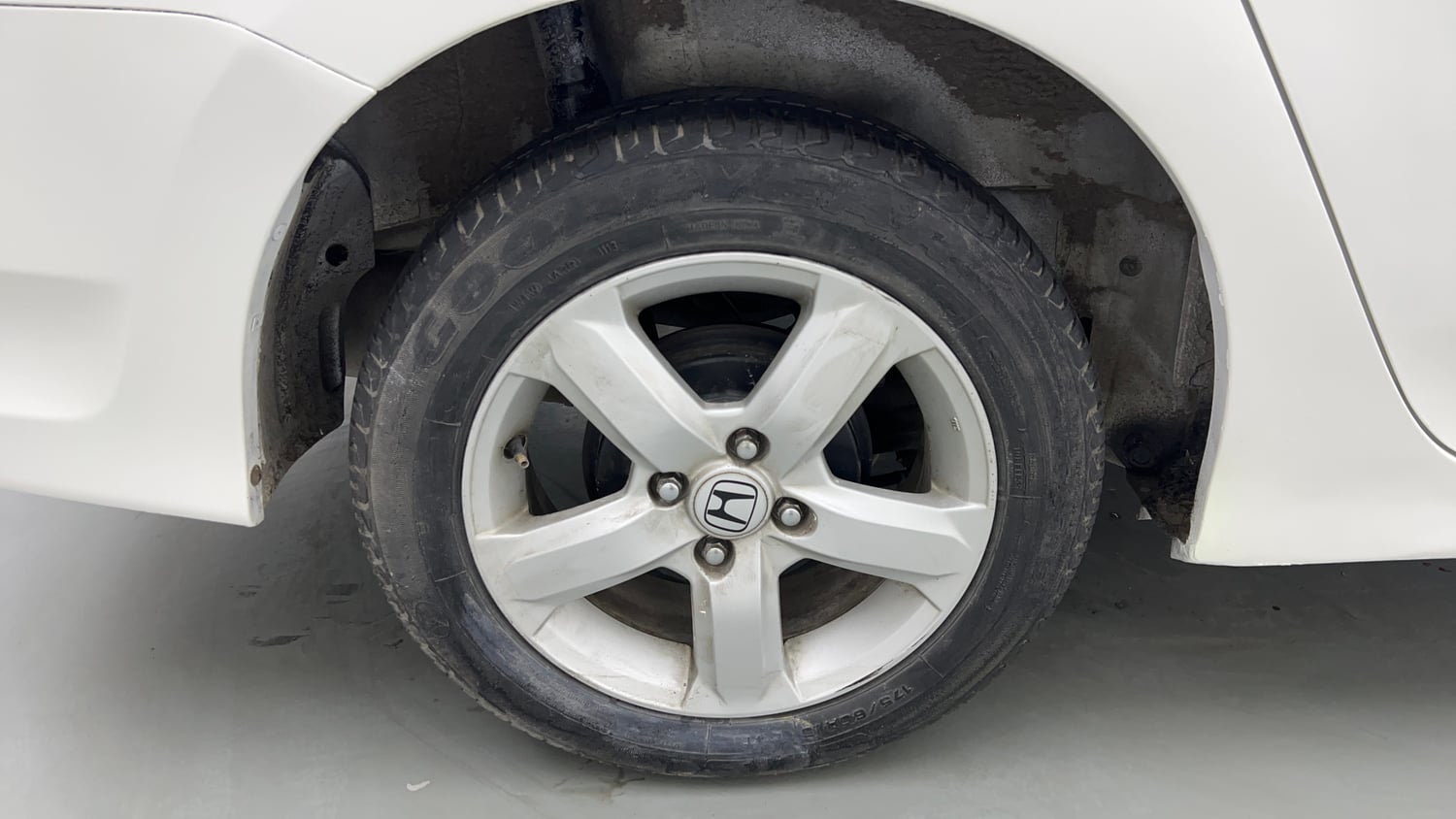 Used 2013 Honda City 1.5 S MT Petrol Manual tyres RIGHT REAR TYRE RIM VIEW