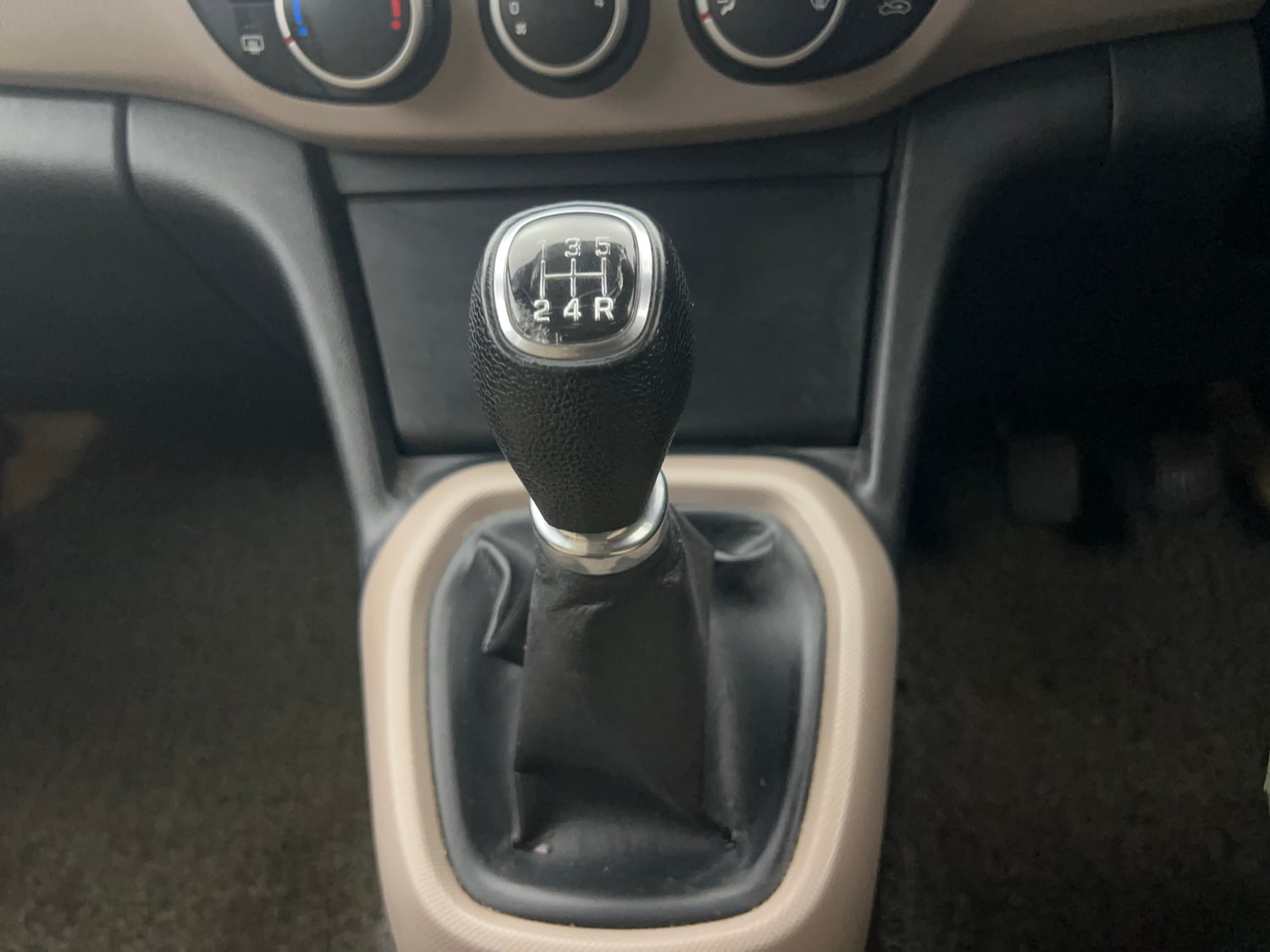 Used 2015 Hyundai Xcent S 1.2 (O) Petrol Manual interior GEAR  KNOB VIEW