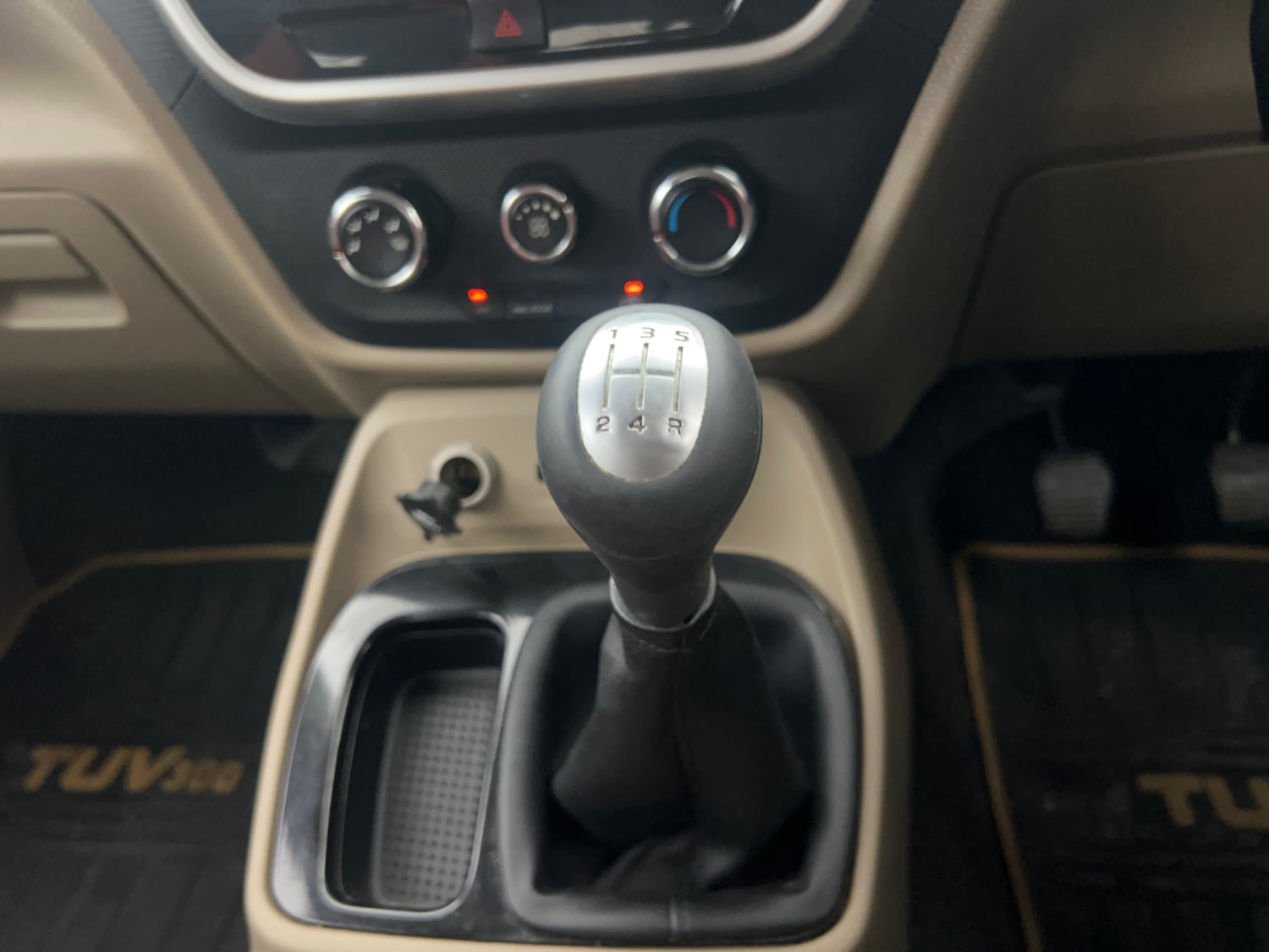 Used 2017 Mahindra TUV300 T8 mHAWK100 Dual Tone Diesel Manual interior GEAR  KNOB VIEW