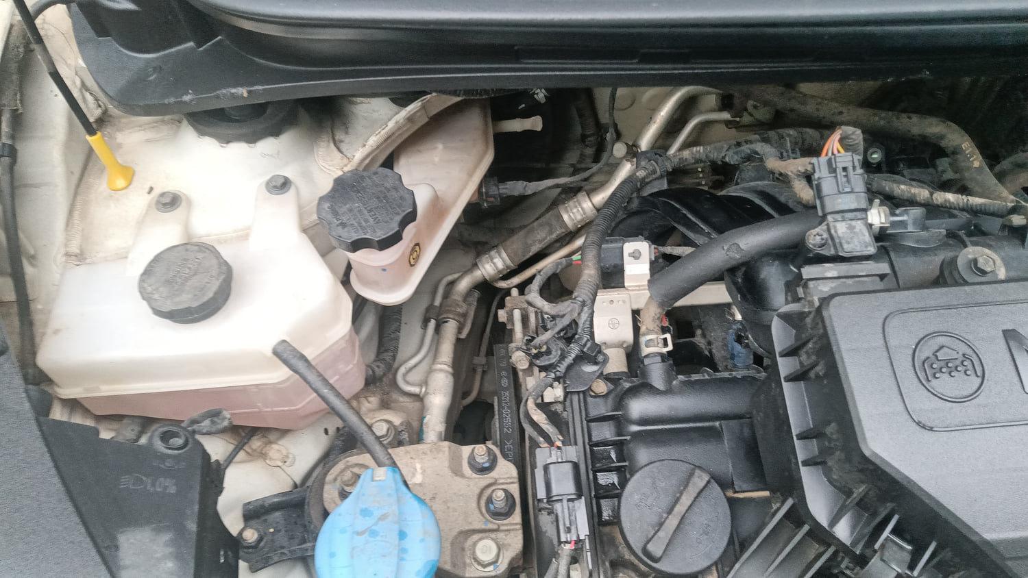 Used 2019 Hyundai Santro Sportz AMT Petrol Automatic engine ENGINE RIGHT SIDE HINGE & APRON VIEW