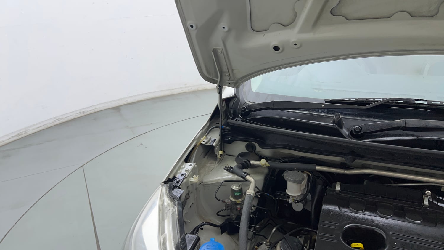 Used 2017 Maruti Suzuki Celerio ZXi Petrol Manual engine ENGINE RIGHT SIDE HINGE & APRON VIEW