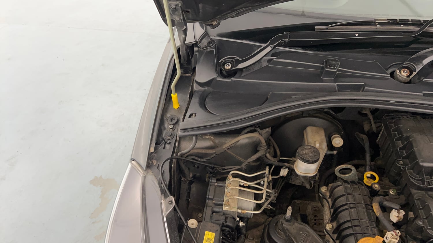Used 2020 Tata Tiago XZ Plus Petrol Manual engine ENGINE RIGHT SIDE HINGE & APRON VIEW