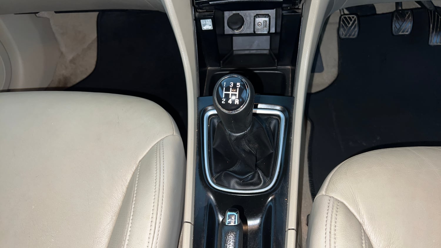 Used 2018 Maruti Suzuki Ciaz Alpha Hybrid 1.5 Petrol Manual interior GEAR  KNOB VIEW