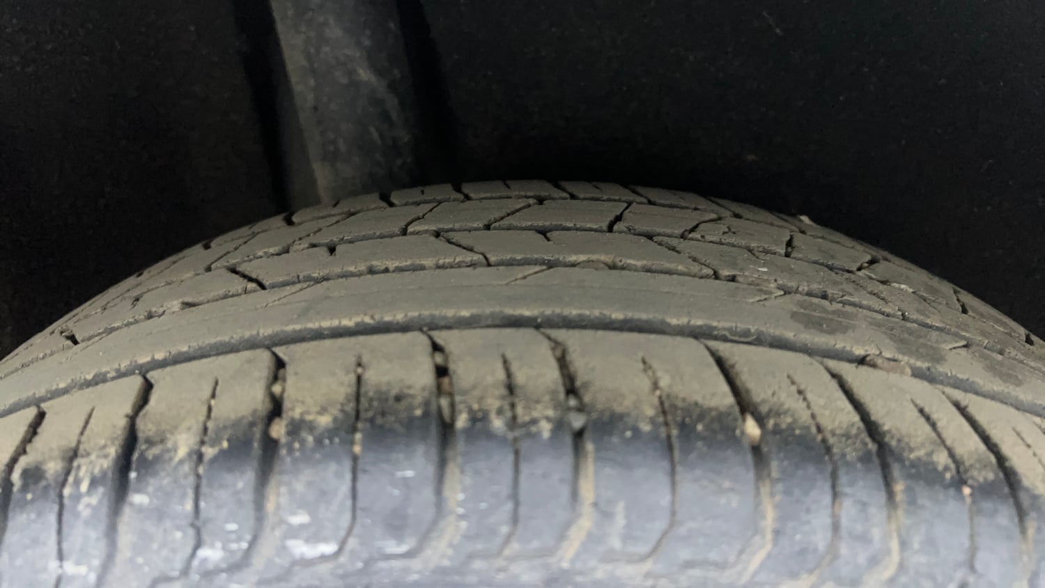 Used 2015 Maruti Suzuki Baleno Alpha 1.2 Petrol Manual tyres RIGHT REAR TYRE TREAD VIEW