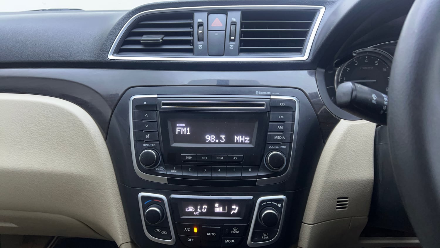 Used 2016 Maruti Suzuki Ciaz ZXi Petrol Manual interior MUSIC SYSTEM & AC CONTROL VIEW