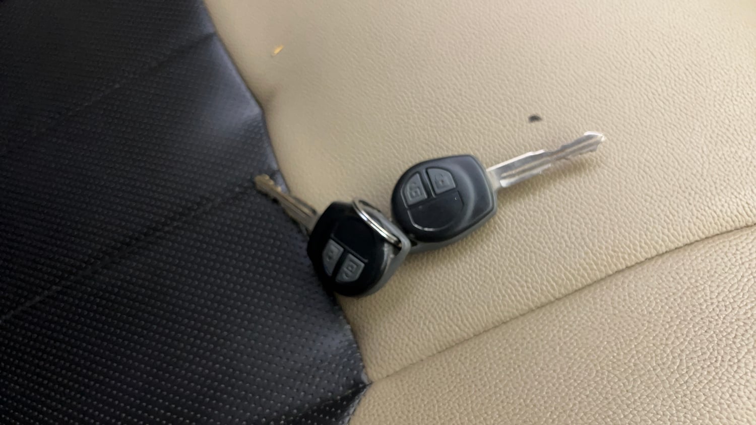 Used 2015 Maruti Suzuki Ertiga ZXi Petrol Manual extra CAR KEY VIEW