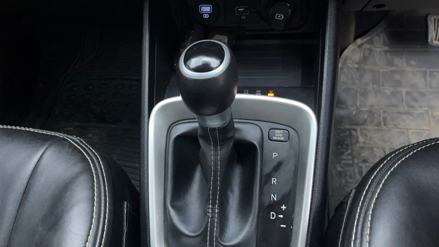 Used 2019 Hyundai Venue SX Plus 1.0 Turbo DCT Petrol Automatic interior GEAR  KNOB VIEW