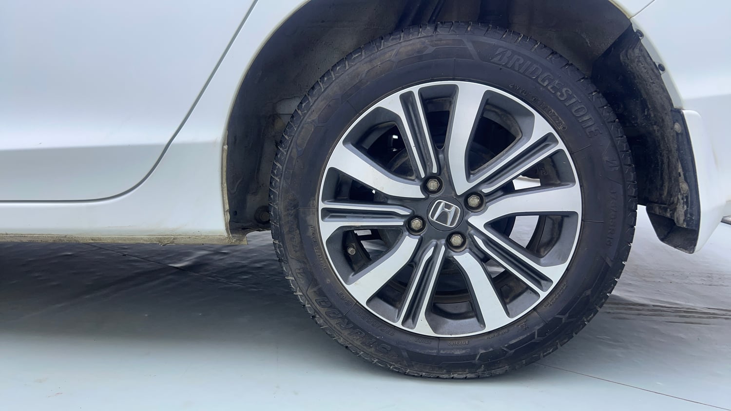 Used 2017 Honda City V CVT Petrol Petrol Automatic tyres LEFT REAR TYRE RIM VIEW