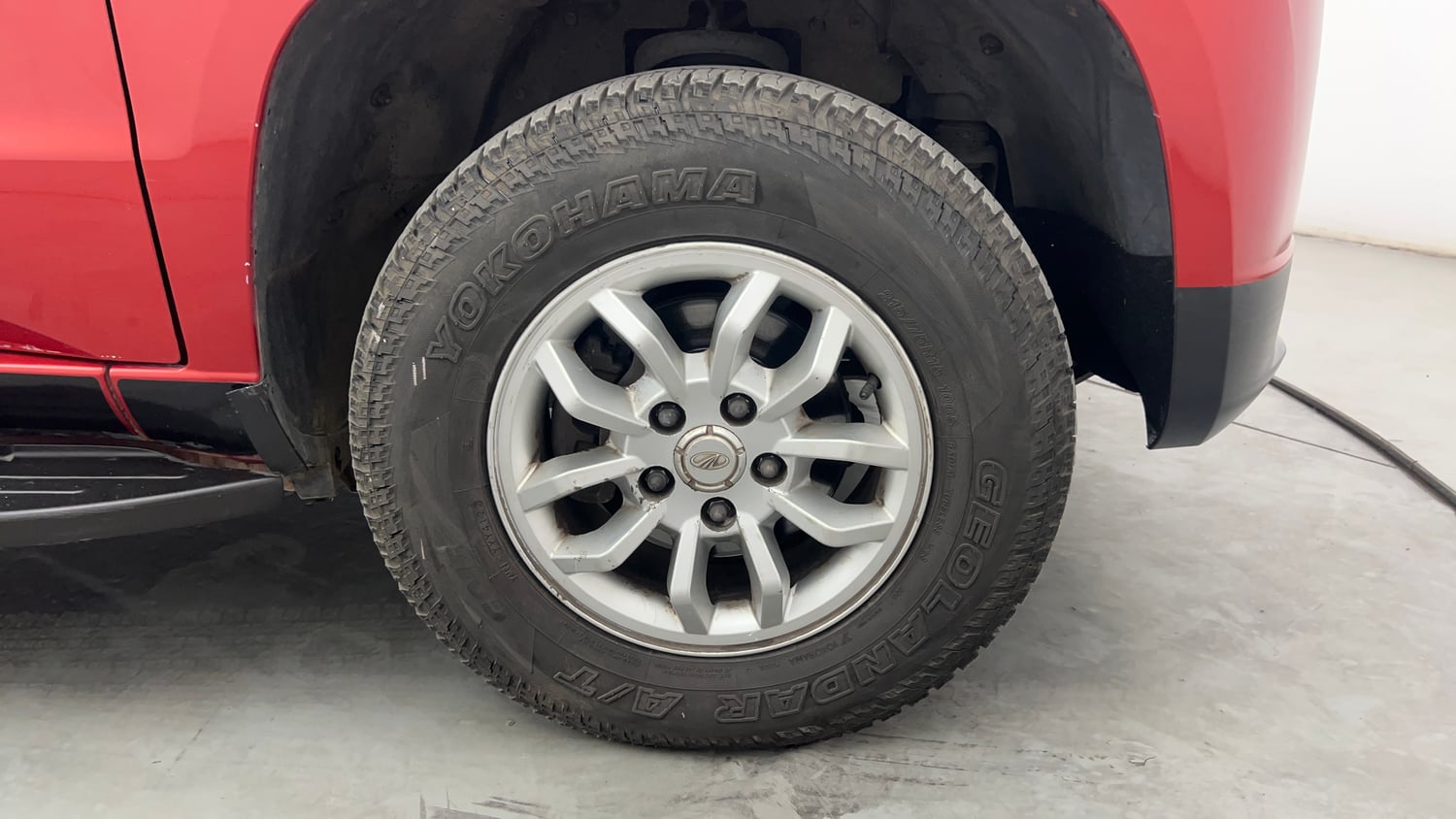 Used 2017 Mahindra TUV300 T8 mHAWK100 Dual Tone Diesel Manual tyres RIGHT FRONT TYRE RIM VIEW