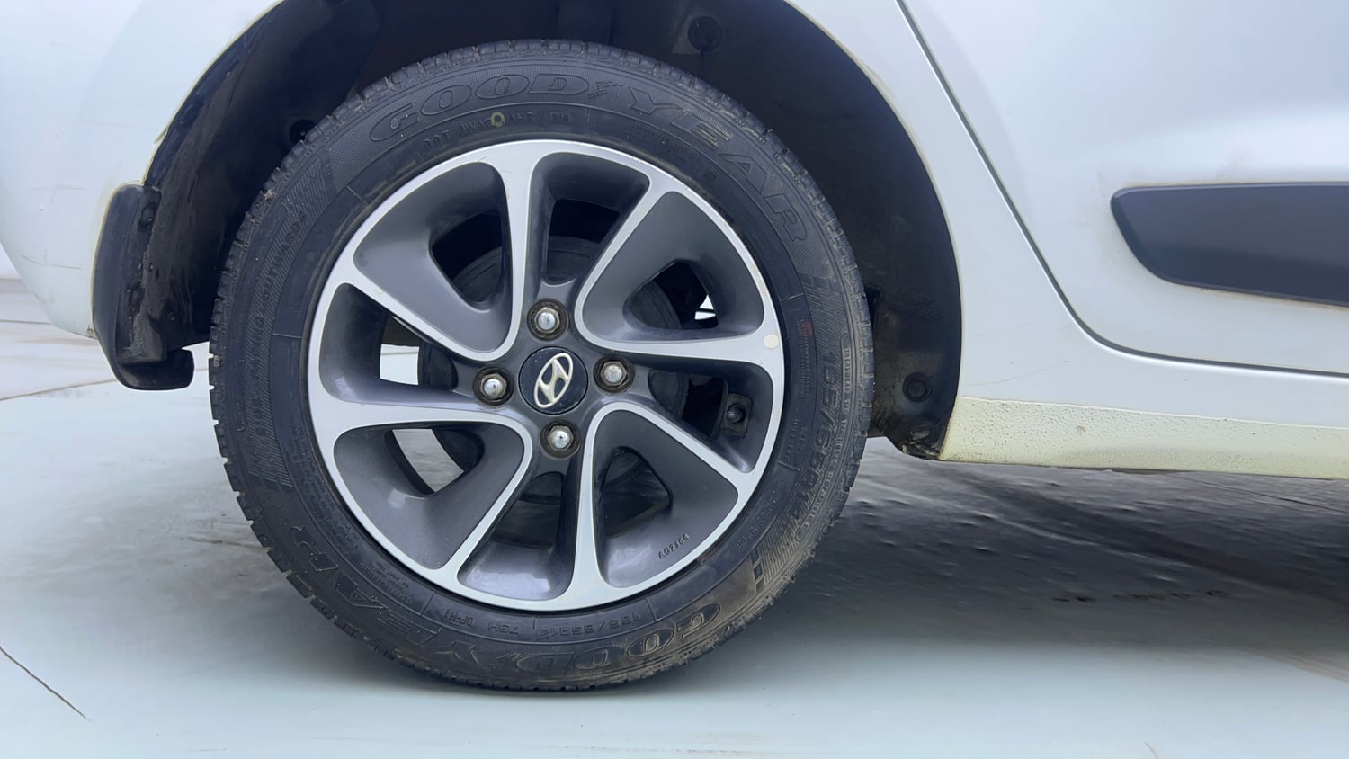 Used 2019 Hyundai Grand i10 Sportz AT 1.2 Kappa VTVT Petrol Automatic tyres RIGHT REAR TYRE RIM VIEW