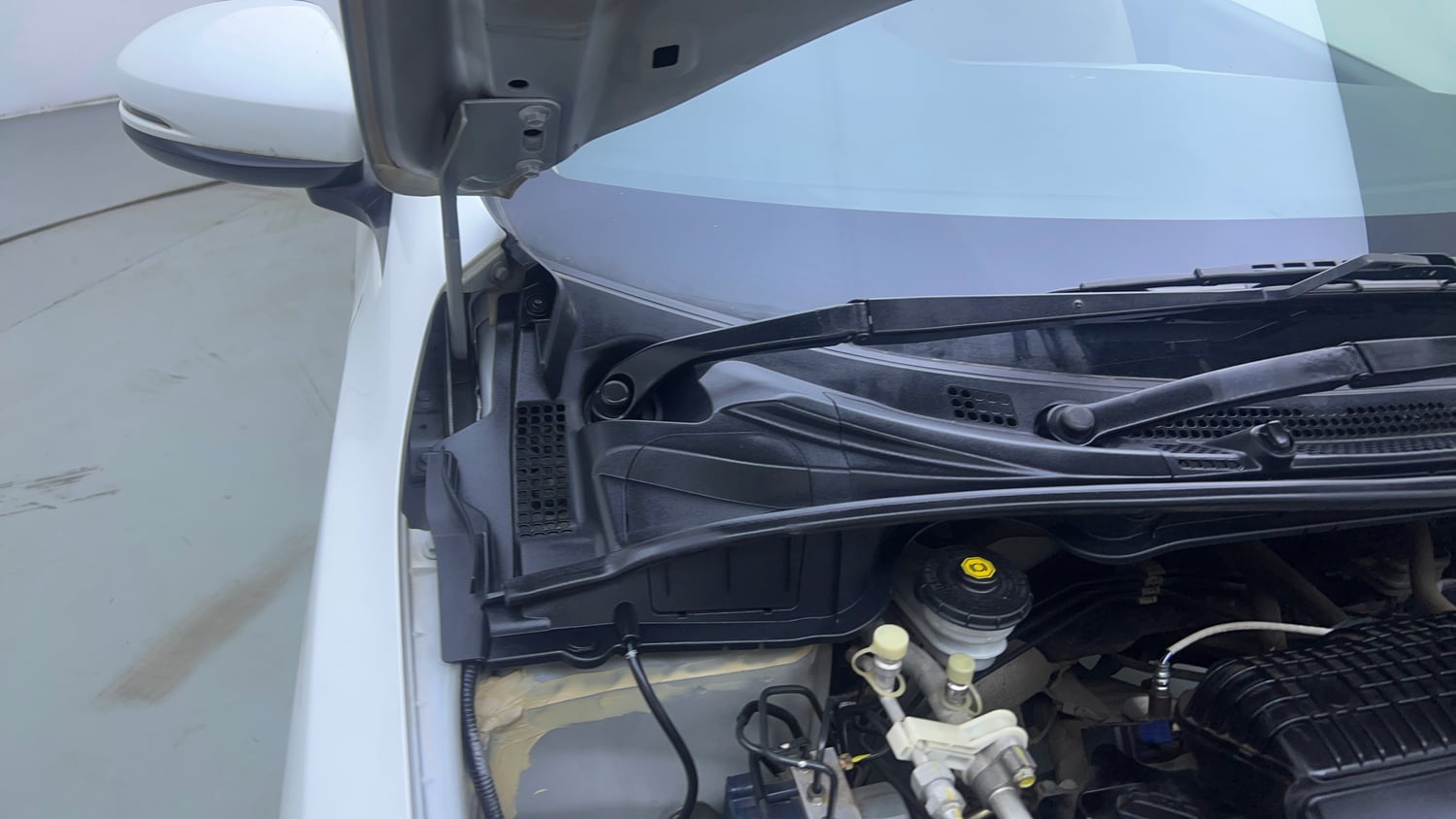 Used 2017 Honda City V CVT Petrol Petrol Automatic engine ENGINE RIGHT SIDE HINGE & APRON VIEW