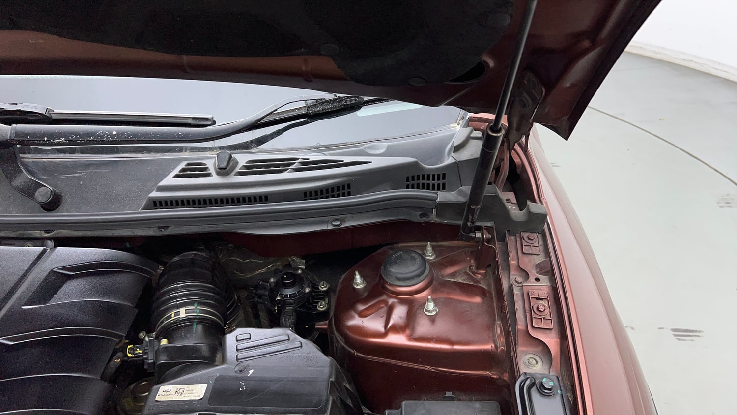 Used 2019 Mahindra XUV500 W11 AT Diesel Automatic engine ENGINE LEFT SIDE HINGE & APRON VIEW