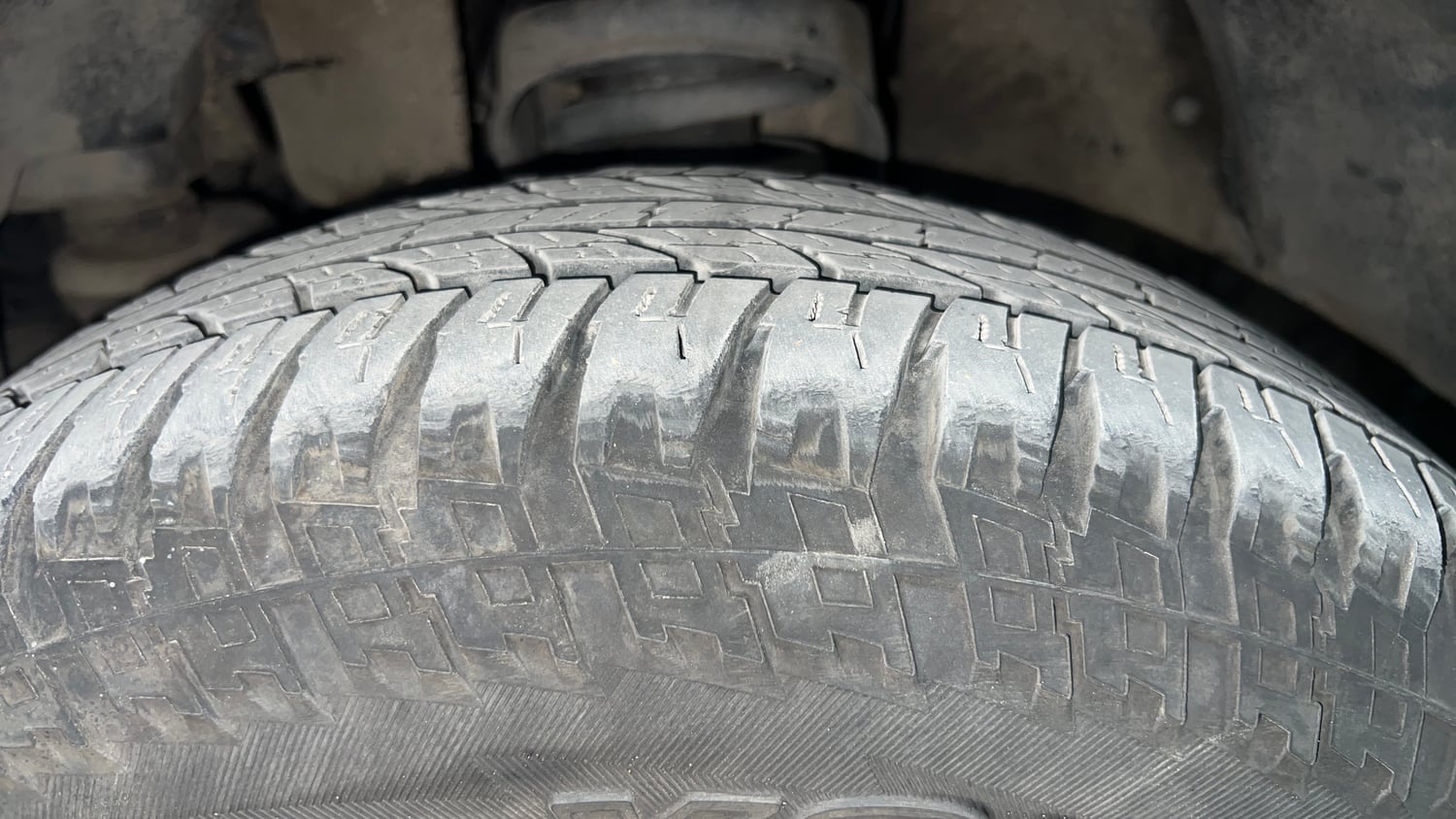 Used 2017 Mahindra TUV300 T8 mHAWK100 Dual Tone Diesel Manual tyres LEFT FRONT TYRE TREAD VIEW
