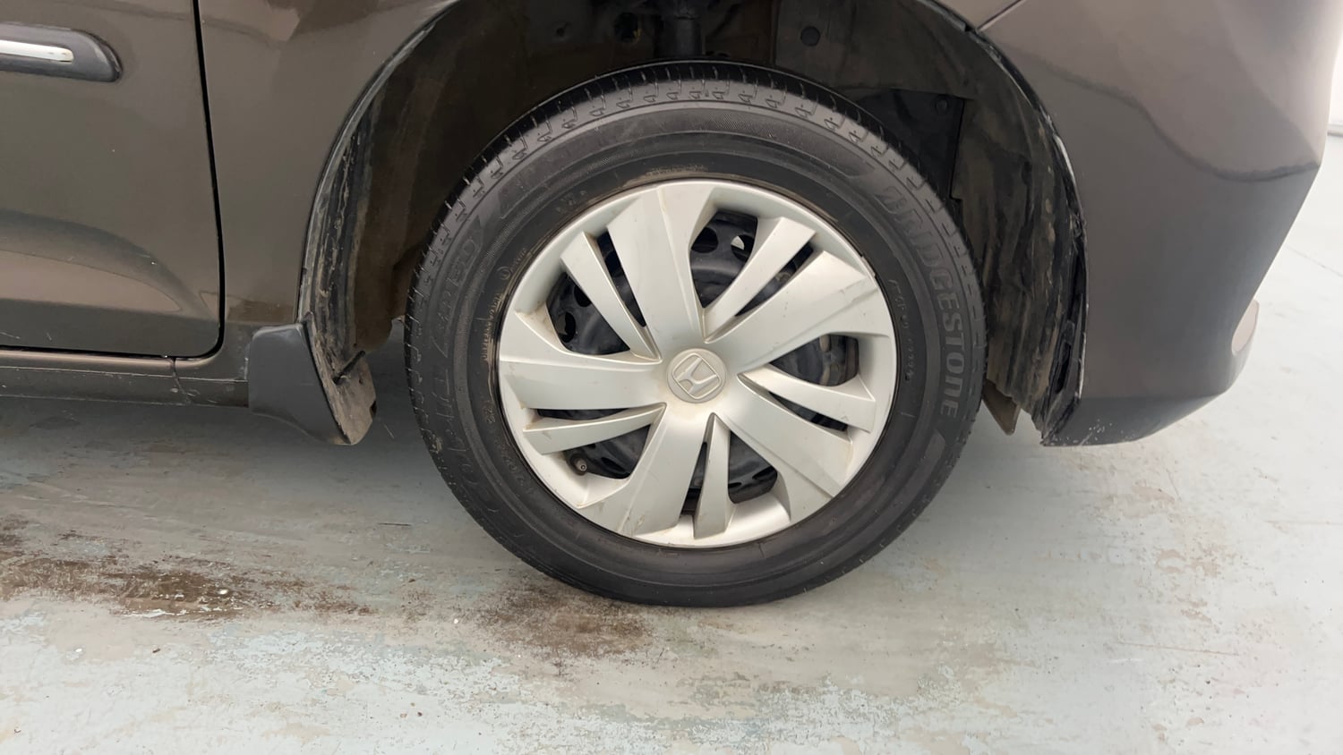 Used 2024 honda Amaze 2nd Generation S 1.2 Petrol CVT Petrol Automatic tyres RIGHT FRONT TYRE RIM VIEW