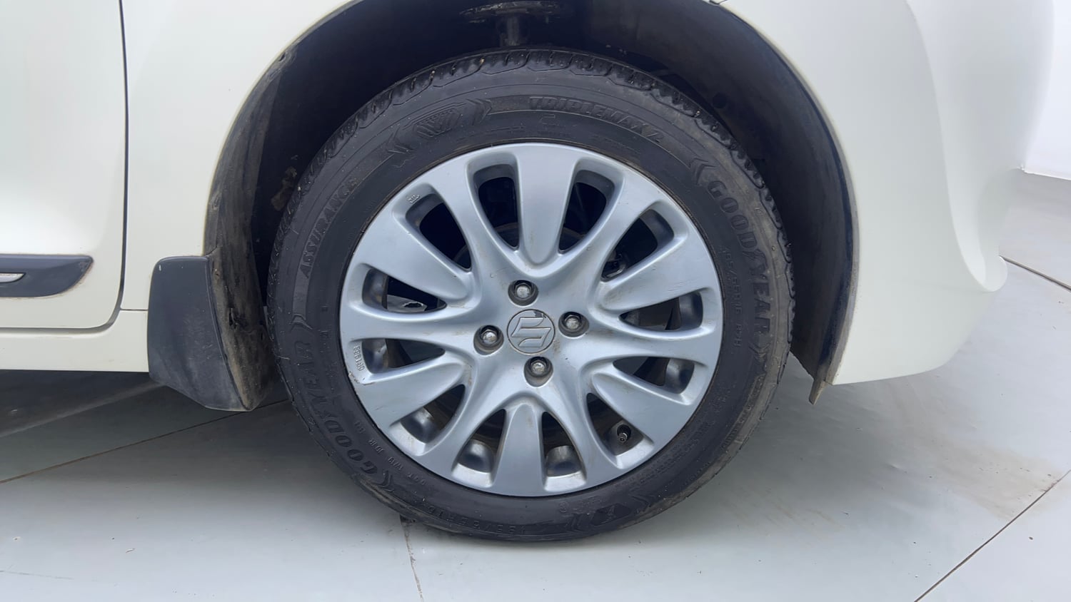 Used 2016 Maruti Suzuki Baleno Zeta 1.2 Petrol Manual tyres RIGHT FRONT TYRE RIM VIEW