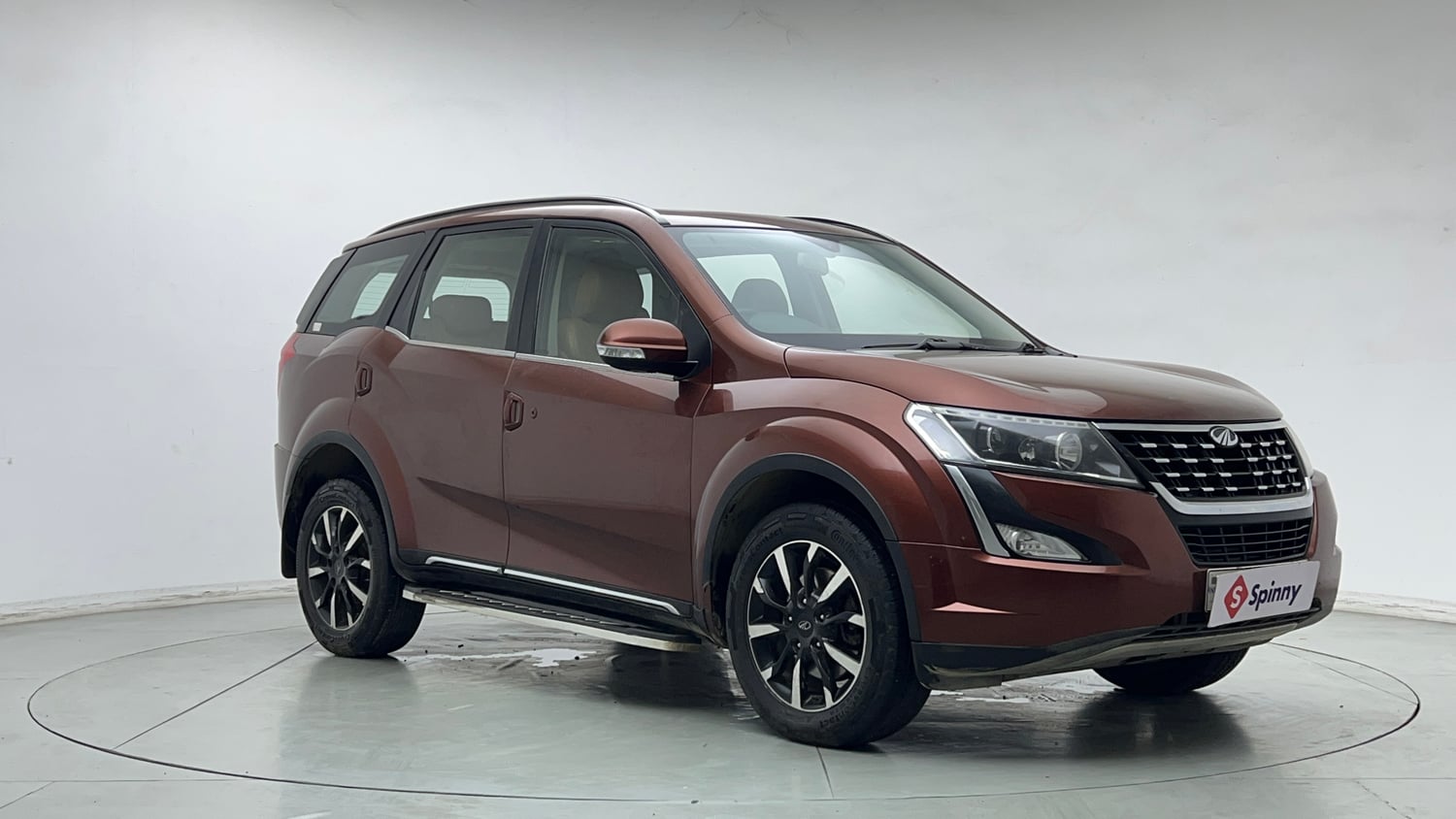 Used 2019 Mahindra XUV500 W11 AT Diesel Automatic exterior RIGHT FRONT CORNER VIEW