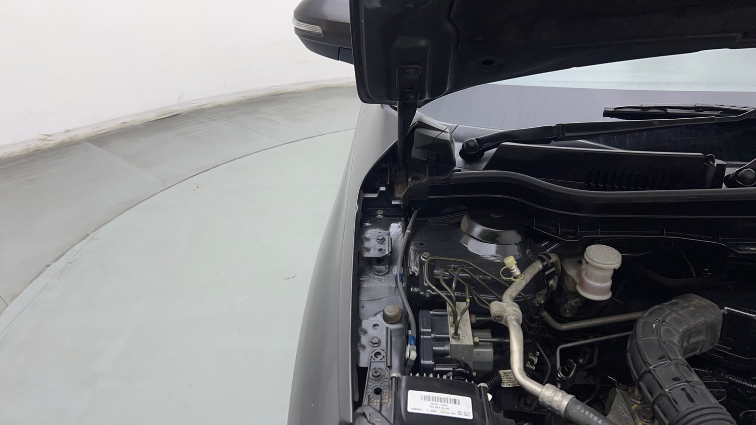 Used 2020 Maruti Suzuki Vitara Brezza VXi AT SHVS Petrol Automatic engine ENGINE RIGHT SIDE HINGE & APRON VIEW