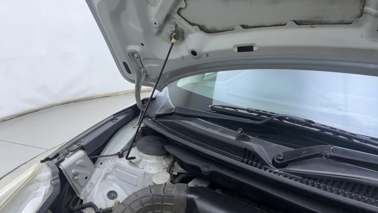 Used 2015 Maruti Suzuki Baleno Alpha 1.2 Petrol Manual engine ENGINE RIGHT SIDE HINGE & APRON VIEW