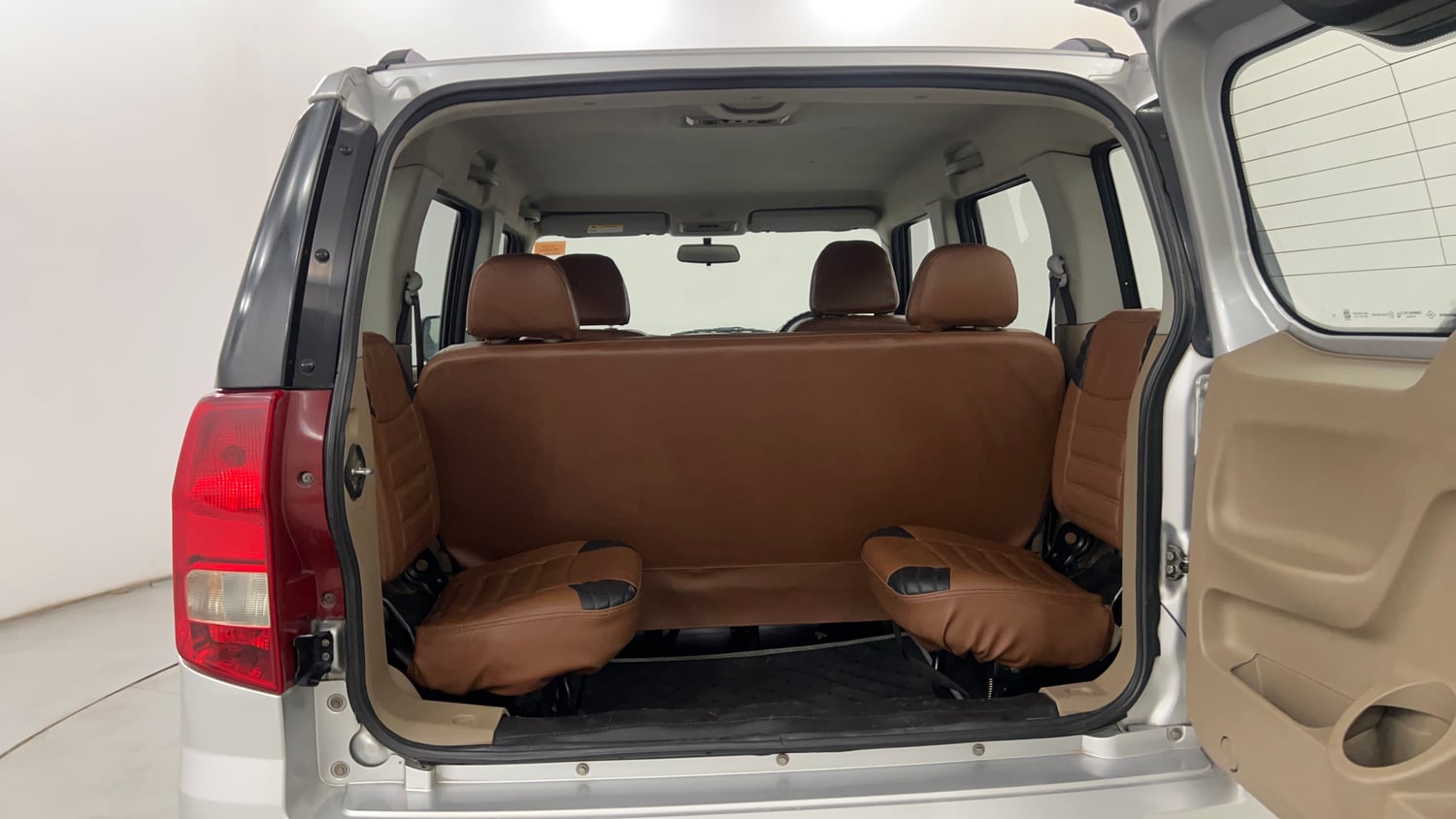 Used 2016 Mahindra TUV300 T8 Diesel Manual interior DICKY INSIDE VIEW