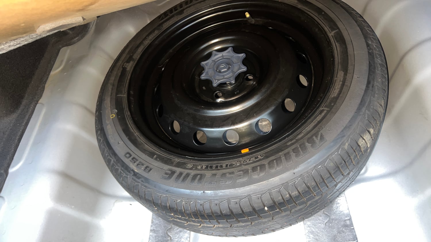 Used 2014 Hyundai Xcent S AT 1.2 (O) Petrol Automatic tyres SPARE TYRE VIEW