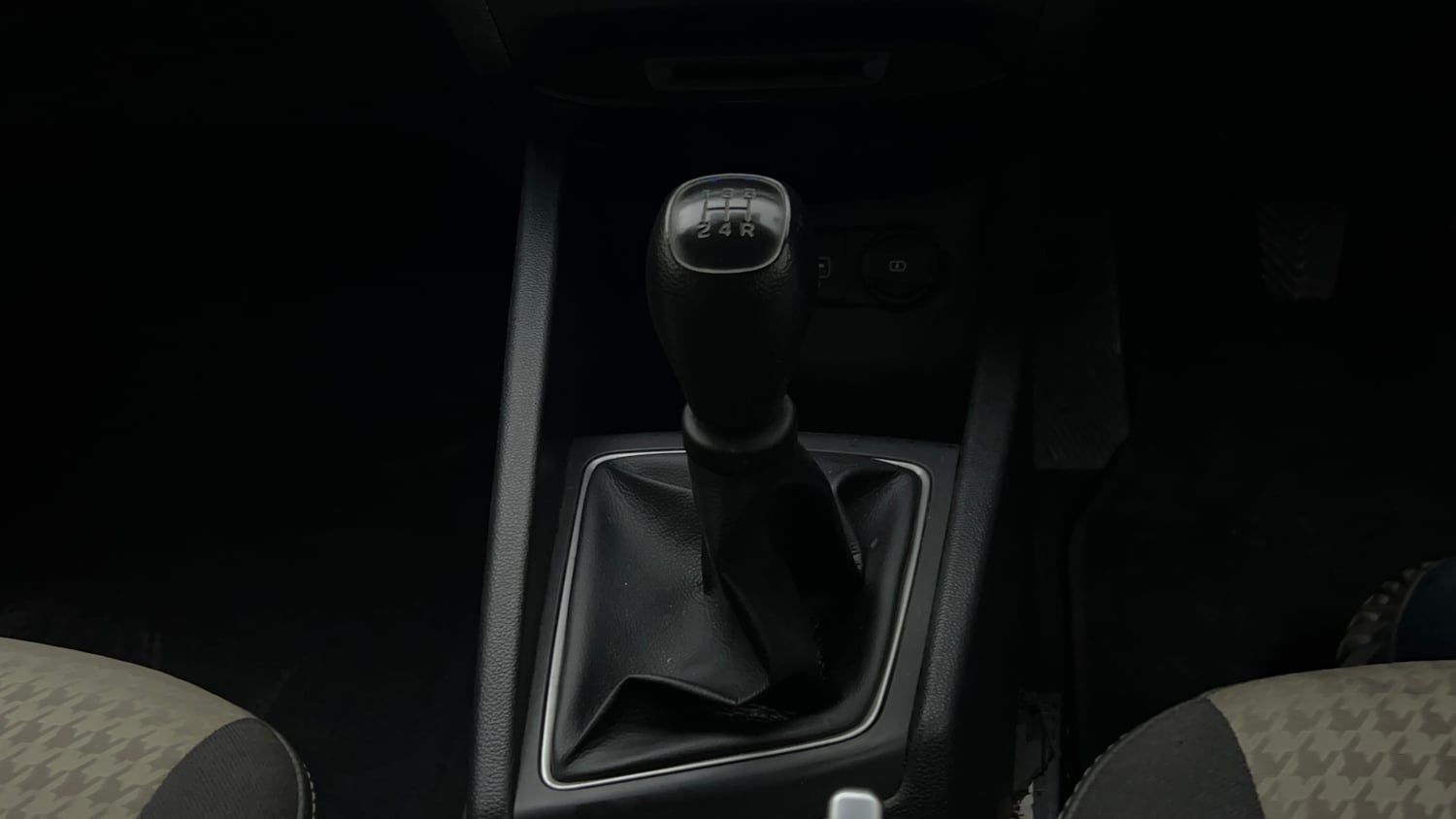 Used 2020 Hyundai Elite i20 Sportz Plus 1.2 Petrol Manual interior GEAR  KNOB VIEW