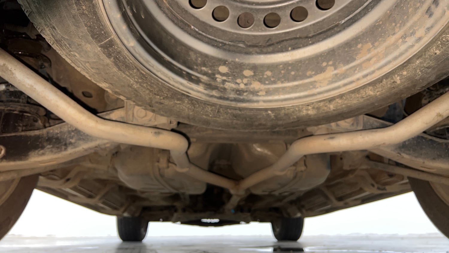 Used 2019 Mahindra XUV500 W11 AT Diesel Automatic extra REAR UNDERBODY VIEW (TAKEN FROM REAR)