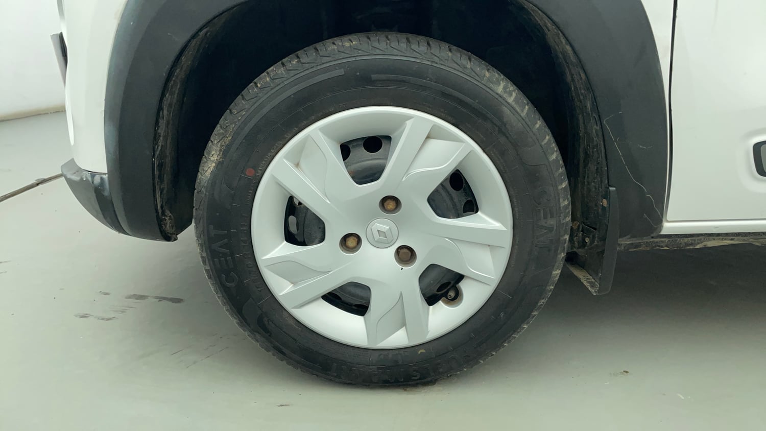 Used 2021 Renault Kwid RXT 1.0 Opt Petrol Manual tyres LEFT FRONT TYRE RIM VIEW