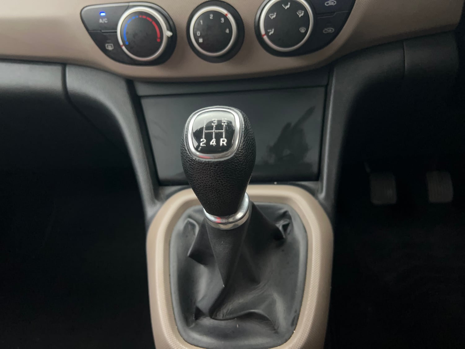 Used 2016 Hyundai Xcent SX 1.2 Petrol Manual interior GEAR  KNOB VIEW